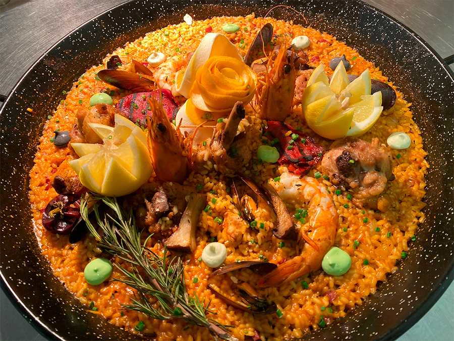 Traditionelle spanische Paella mit Meeresfrüchten und Hähnchen – Spezialität für zwei Personen im Con Gusto in Unkel